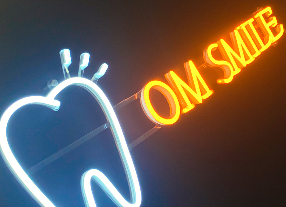 om smile neon sign sfeerbaas