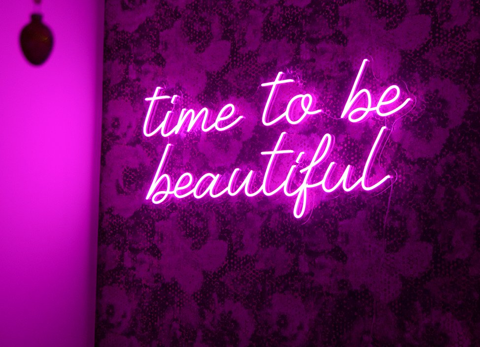 neon sign roze tekst neonborden