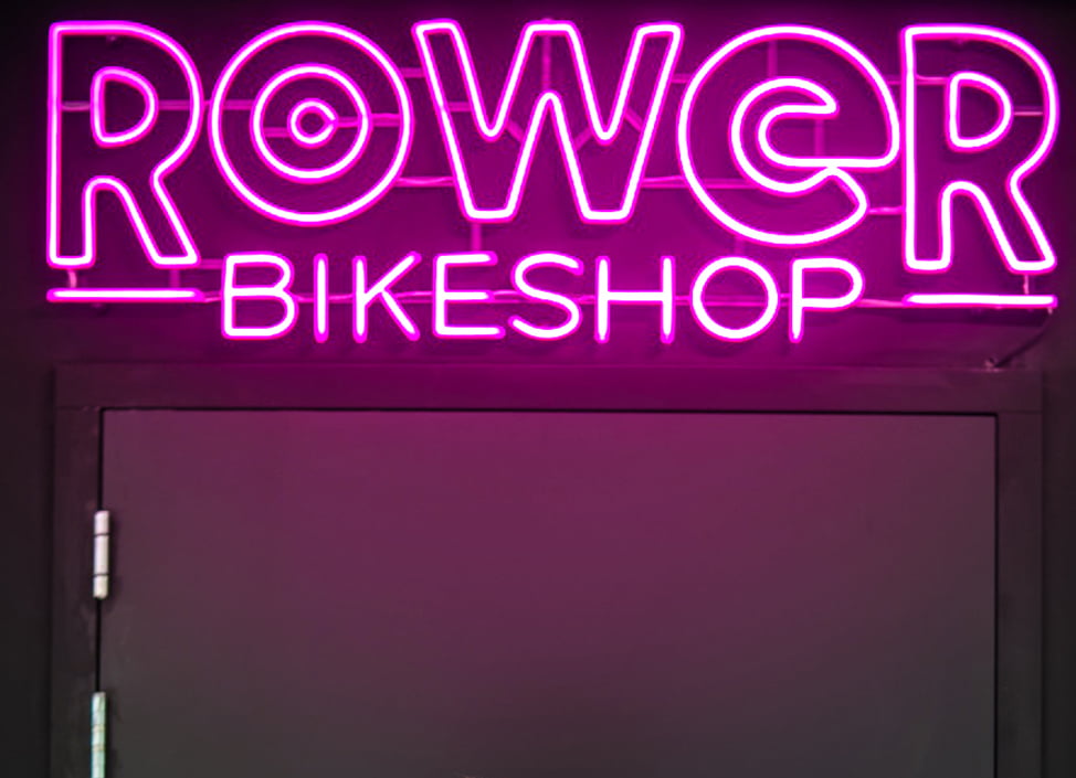 tekst neon roze logo